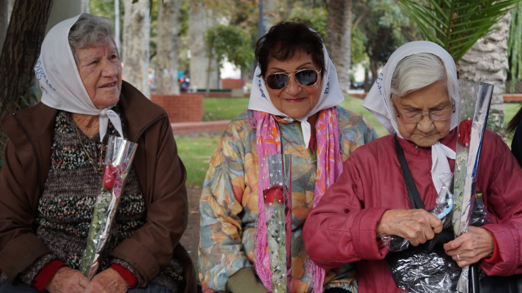 Agustina (izq) junto a sus compañeras María y Margarita. Plaza San Martín, año 2016