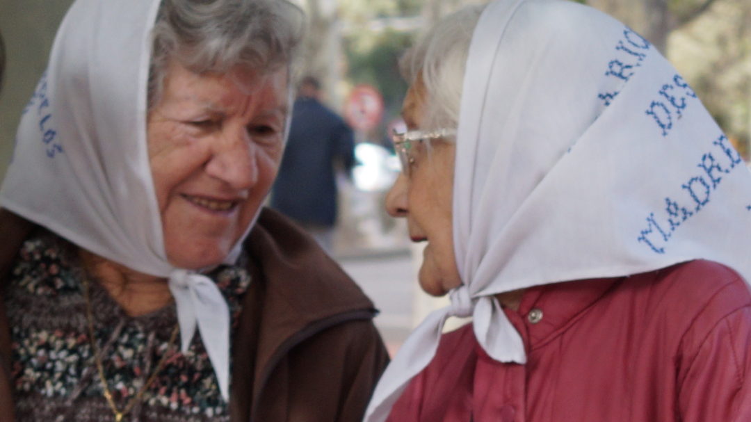 Agustina, a la izquierda, junto a Margarita Guerrero de Barrera Oro. Plaza San Martín, año 2016